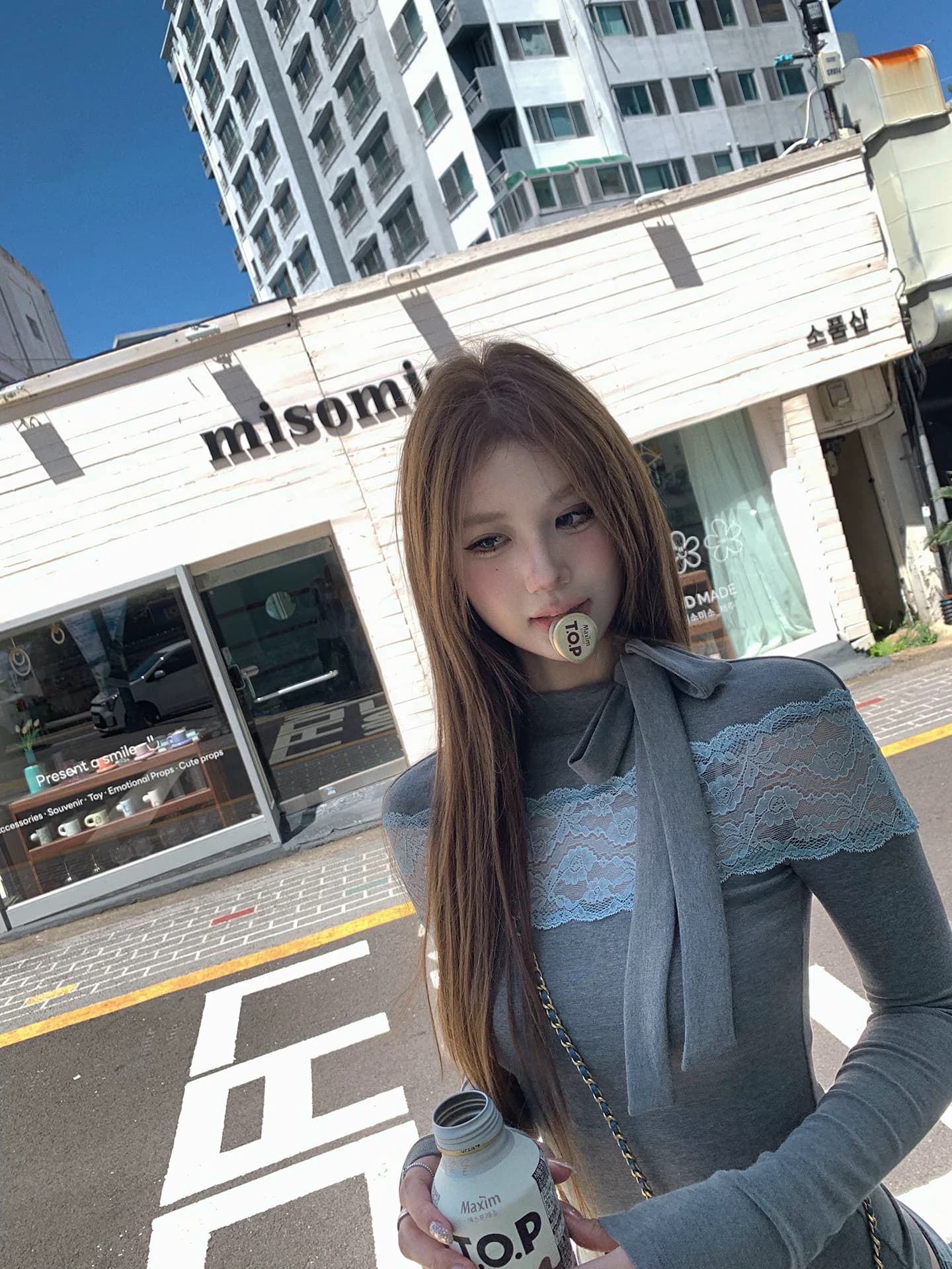 tongiiuu 교토 달콤한 꿈 디자인 센스 레이스 조각 니트 스웨터 여성 몸매 가꾸기 슬림해 보이는 인사이드 잡아라. 의류 가을