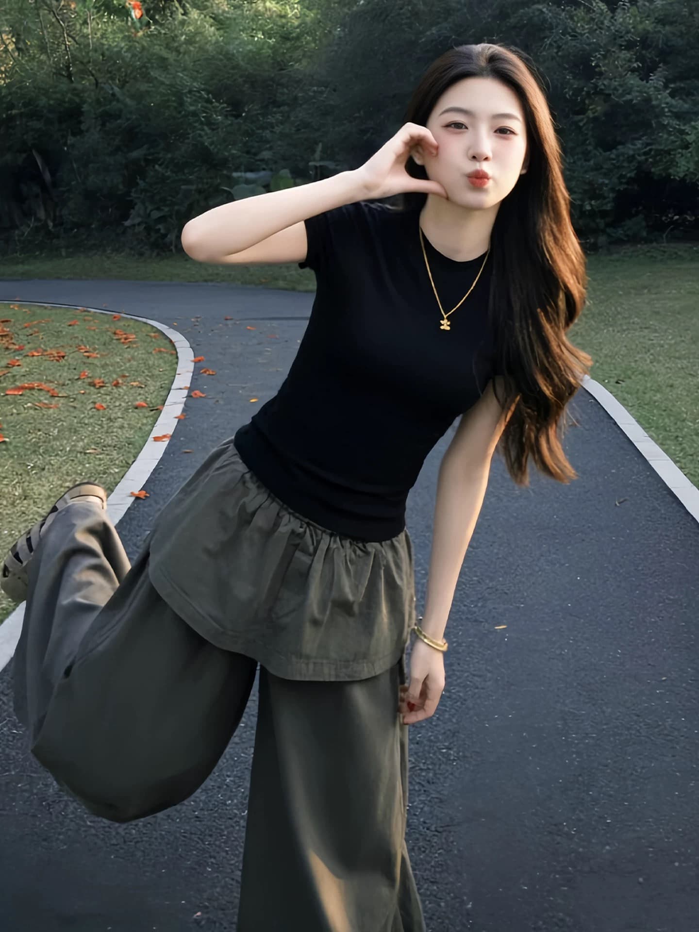 한 부서 느슨함 센스 착용 가져 가라. 세트 여름 몸매 가꾸기 슬림해 보이는 긍정적 인 어깨 티셔츠 페이크 레이어드 랩스커트팬츠 와이드 레그 팬츠 투피스 세트