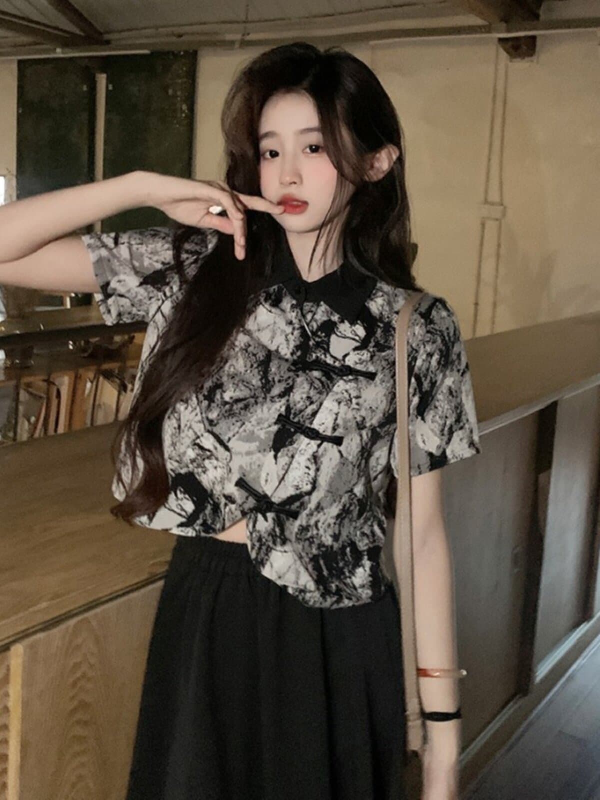 새로운 중식 국풍 단추 홀치기 염색 반팔 여성 셔츠 여름 레트로 디자인 긍정적 인 어깨 셔츠 쇼트 스타일 쉬폰 톱