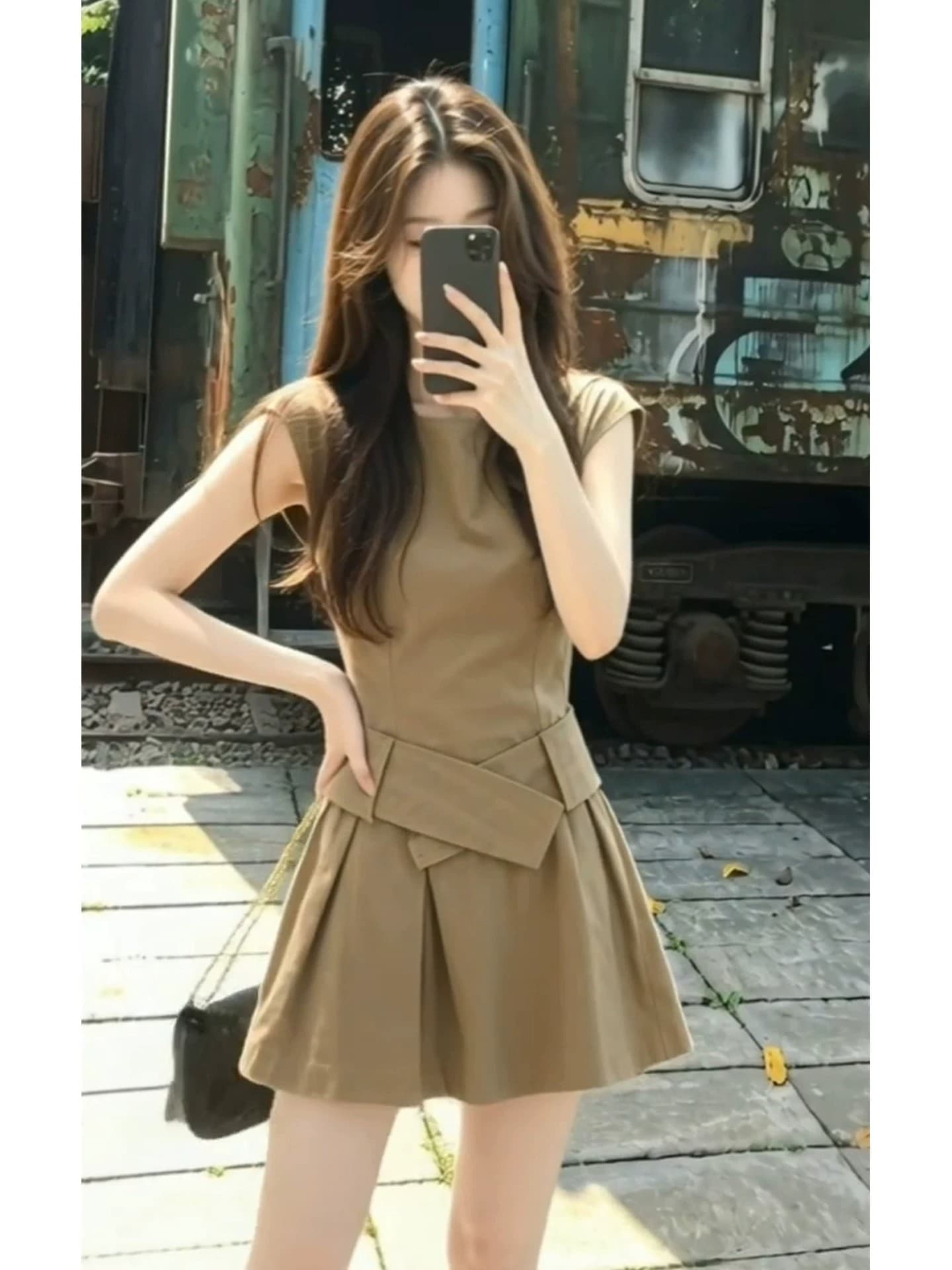 프랑스식 품격 카키 색 민소매 드레스 아이들 여름 2026 새로운 고급 센스 허리 수축 슬림해 보이는 한 마디 미니 스커트