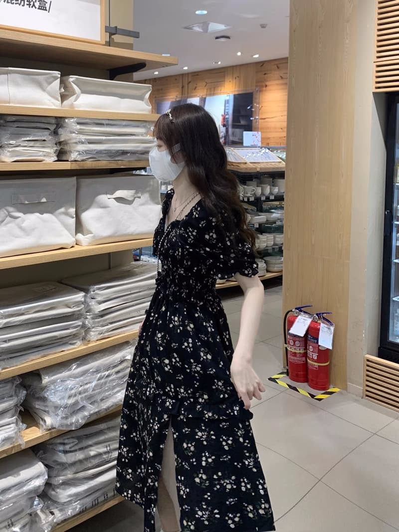 검정색 꽃무늬 여성 드레스 2026 여름 새로운 프랑스식 거품 소매 허리 수축 품격 트임 롱 코트 공주 치마 상세 이미지 2