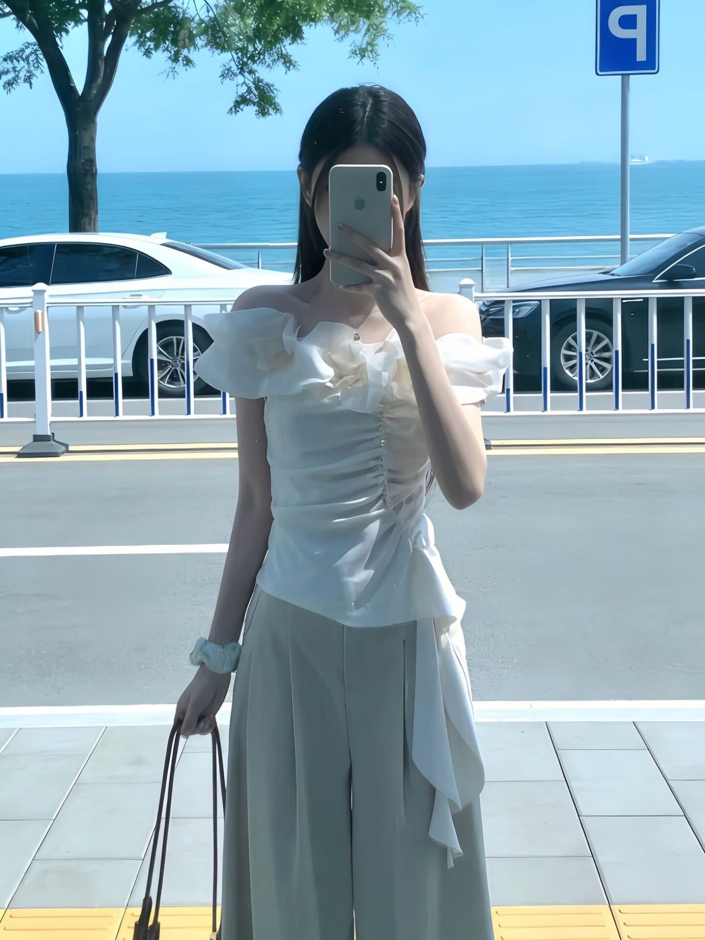 오프숄더 꽃 불규칙 맨위 여성 여름 외출용 디자인 센스 주름 몸매 가꾸기 슬림해 보이는 오프숄더 반팔 티셔츠 이미지 2