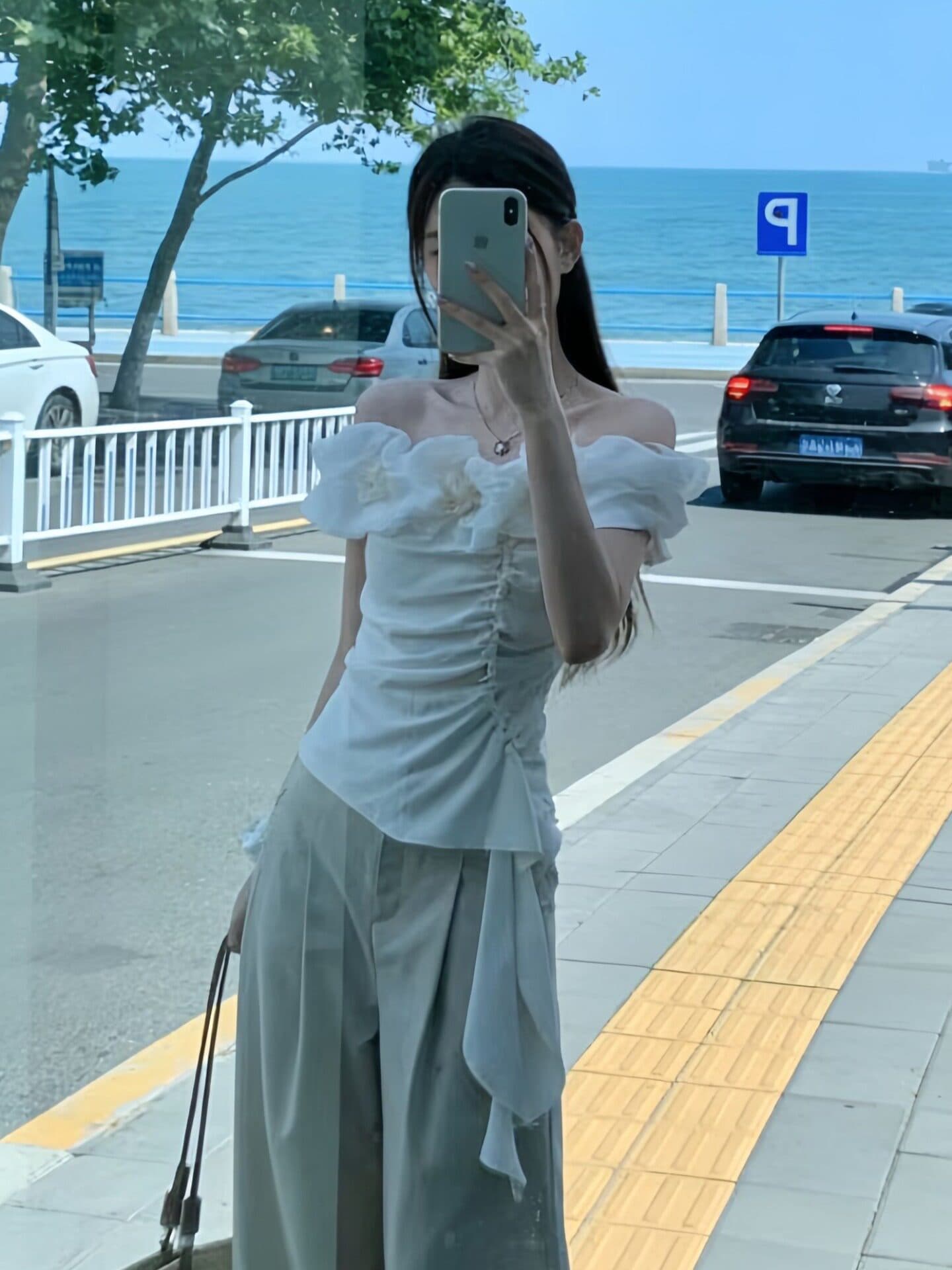 오프숄더 꽃 불규칙 맨위 여성 여름 외출용 디자인 센스 주름 몸매 가꾸기 슬림해 보이는 오프숄더 반팔 티셔츠 이미지 3
