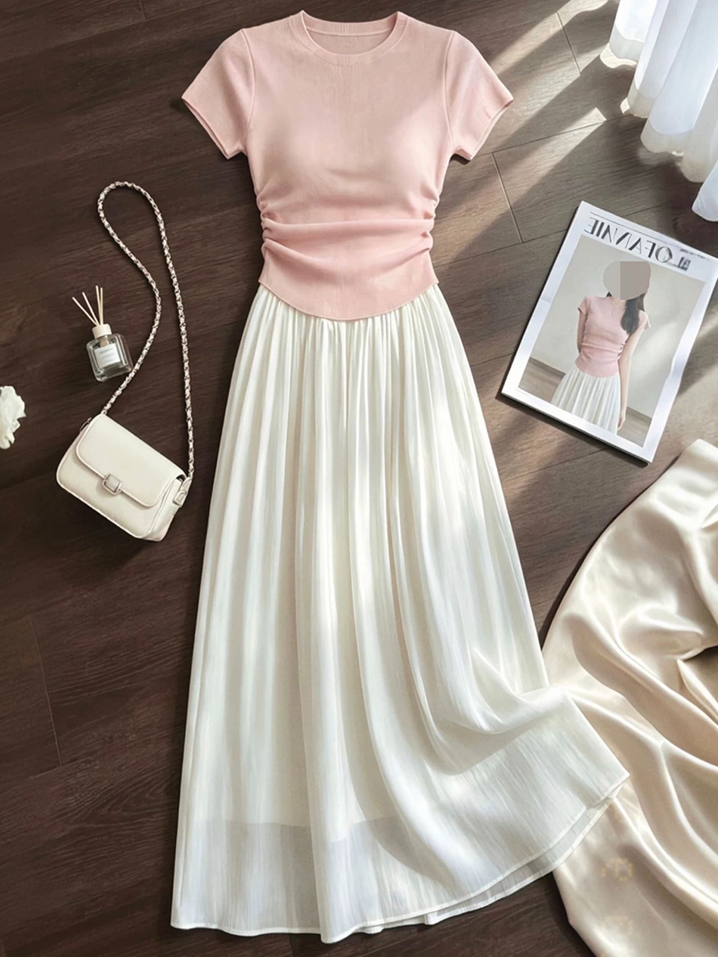 핑크색 펌프 Pleat 허리 수축 라운드 넥 반팔 티셔츠 여성 2026 여름 프랑스식 빛 사람들 코치 착용 가져 가라. 부드러운 바람 맨위 상세 이미지 5