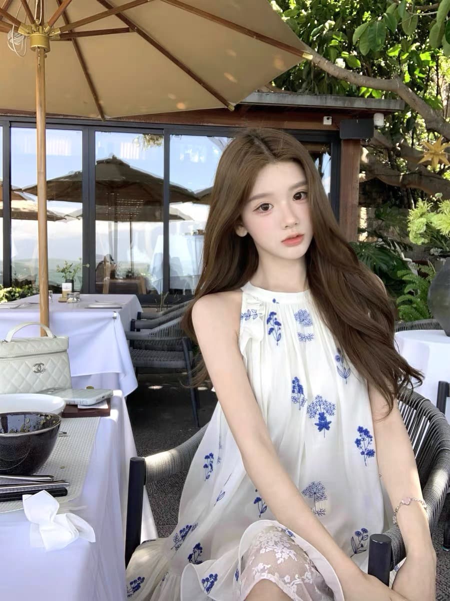 수묵화 파란색과 흰색 부드러운 바람 레이스 조각 파란색 꽃무늬 자수 민소매 진자 드레스