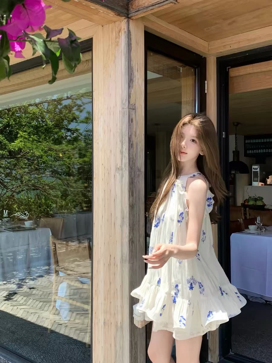 수묵화 파란색과 흰색 부드러운 바람 레이스 조각 파란색 꽃무늬 자수 민소매 진자 드레스 이미지 2