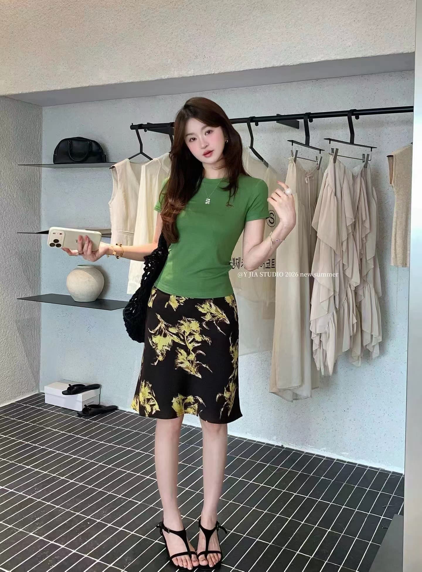 녹색 라운드 넥 긍정적 인 어깨 반팔 티셔츠 레트로 프린트 슬림해 보이는 반신 스커트 투피스 세트 세트 상세 이미지 3