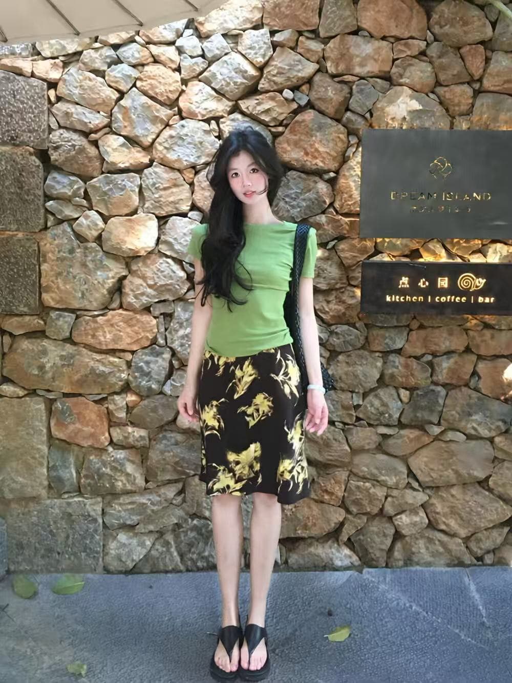 녹색 라운드 넥 긍정적 인 어깨 반팔 티셔츠 레트로 프린트 슬림해 보이는 반신 스커트 투피스 세트 세트 상세 이미지 9