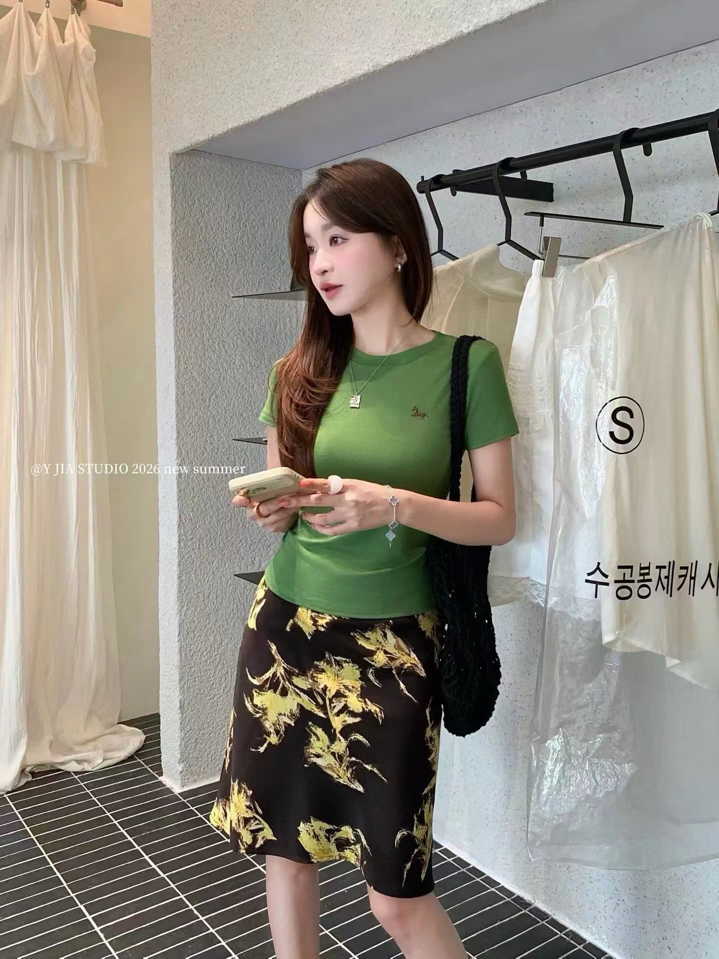 녹색 라운드 넥 긍정적 인 어깨 반팔 티셔츠 레트로 프린트 슬림해 보이는 반신 스커트 투피스 세트 세트 상세 이미지 13