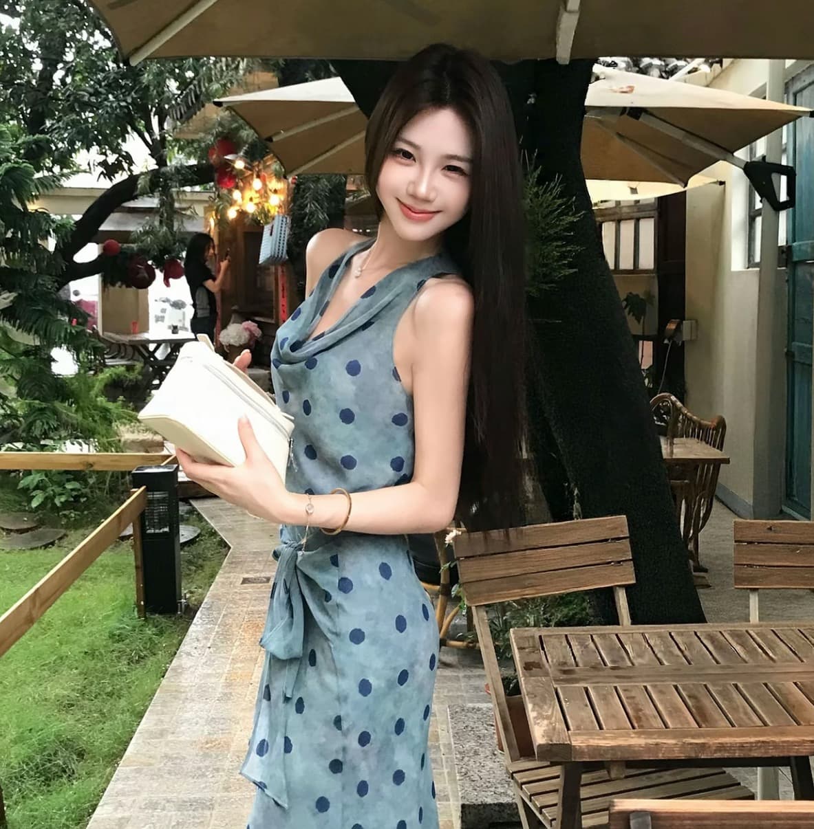 무쯔리 목자이 ~ 중 리 블루 웨이브 리플 그림자 프랑스식 V넥 도트 무늬 민소매 쉬폰 톱 도루 센스 슬림해 보이는 반 스커트 세트 상세 이미지 2