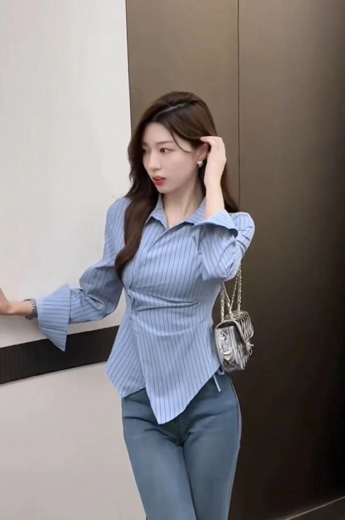 봄 여름 새로운 디자인 센스 불규칙 허리 수축 슬림해 보이는 셔츠 폴로 칼라 캐주얼 패션 셔츠 이미지 2