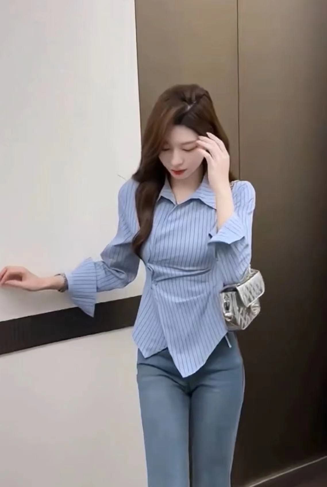봄 여름 새로운 디자인 센스 불규칙 허리 수축 슬림해 보이는 셔츠 폴로 칼라 캐주얼 패션 셔츠 상세 이미지 3