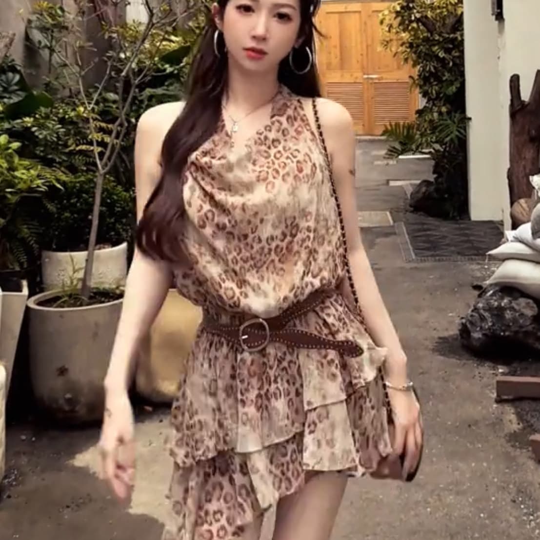 핫걸 레트로 흔들다 칼라 민소매 쉬폰 레오파드 무늬 여성 드레스 여름 새로운 허리 수축 슬림해 보이는 불규칙 미니 스커트 상세 이미지 4