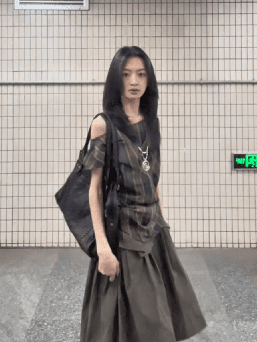 2026 초여름 슈퍼 화재 착용 가져 가라. 세트 레트로 체크무늬 비스듬한 어깨 민소매 허리 수축 셔츠 반 스커트 투피스 세트 이미지 3