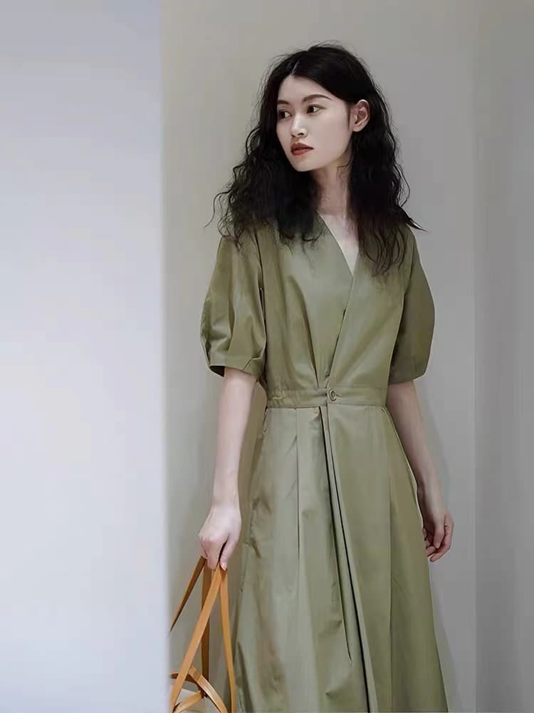 유럽 역 2026 여름 새로운 프랑스식 고급 센스 V넥 품격 롱 스커트 슬림해 보이는 녹색 셔츠 여성 드레스