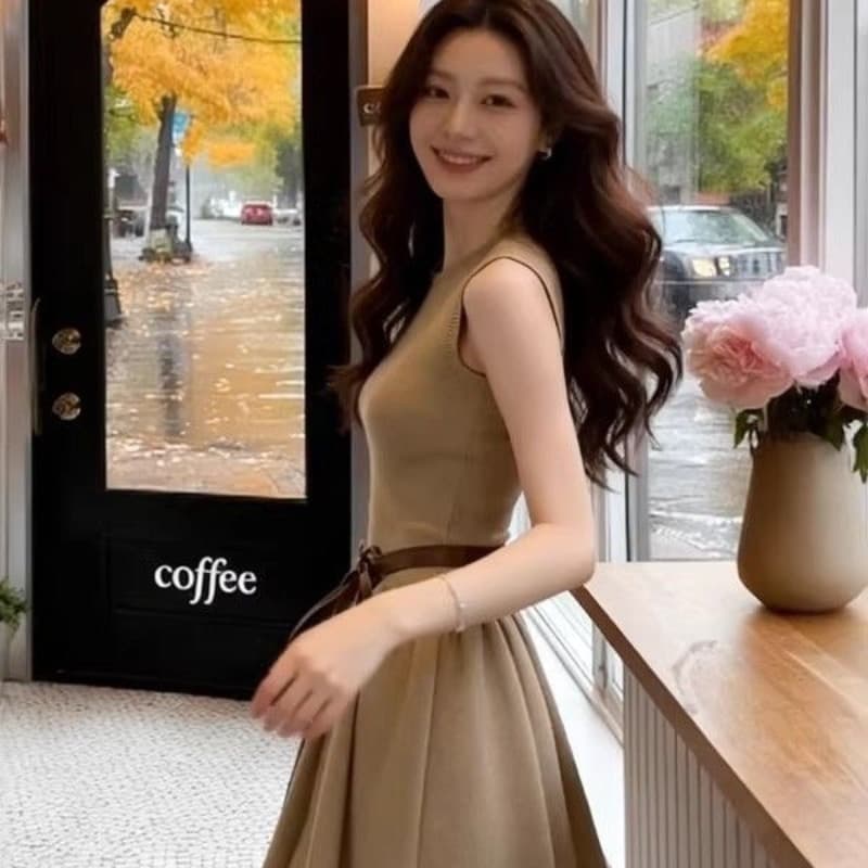 프랑스식 천 금빛 바람 라운드 넥 민소매 니트 여성 드레스 봄 새로운 허리 수축 슬림해 보이는 한 마디 플리츠 짧은 치마 이미지 2