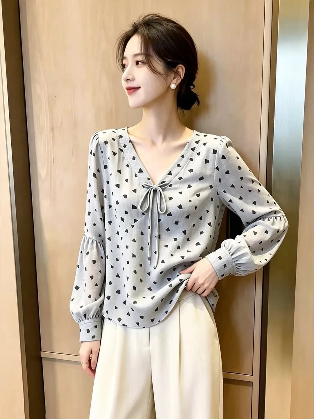 품격 V넥 기하학 패턴 긴팔 여성 셔츠 새로운 슬림해 보이는 레이스업 느슨함 센스 디자인 맨위 이미지 4