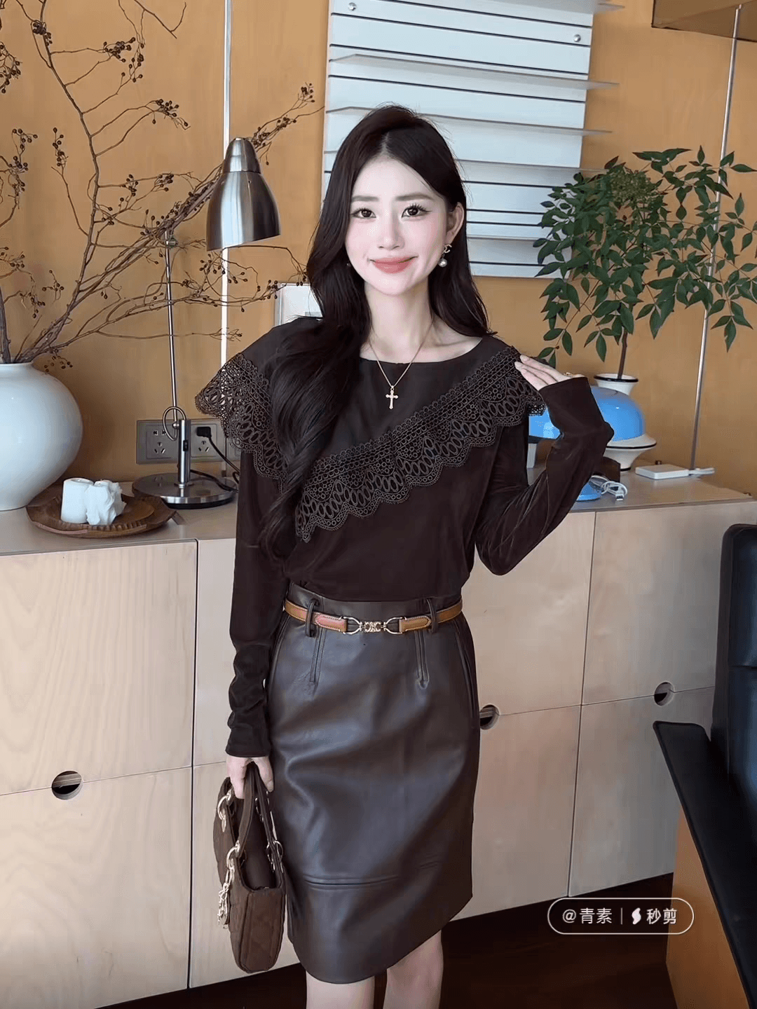 유럽 역 2026 가을 새로운 불규칙 레이스 조각 프릴 벨벳 여성 셔츠 몸매 가꾸기 작은 셔츠 맨위 상세 이미지 1