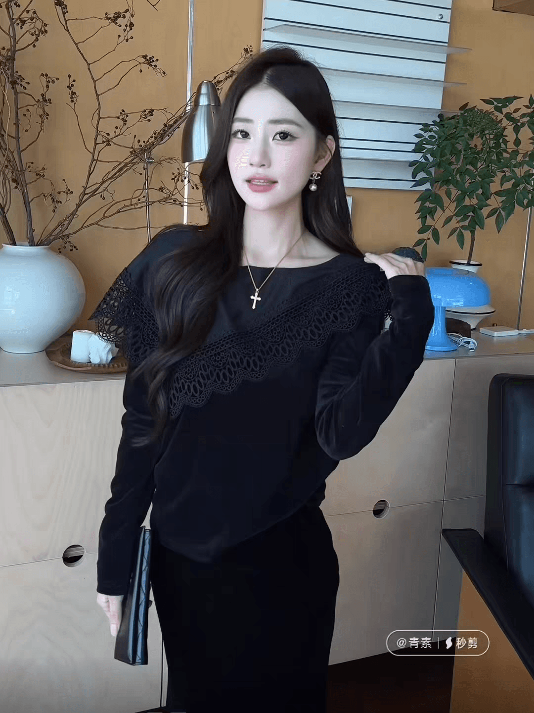 유럽 역 2026 가을 새로운 불규칙 레이스 조각 프릴 벨벳 여성 셔츠 몸매 가꾸기 작은 셔츠 맨위 상세 이미지 4