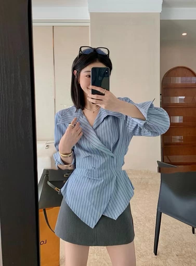 새로운 한국 스타일 패션 디자인 센스 불규칙 허리 수축 슬림해 보이는 세련된 스트라이프 셔츠