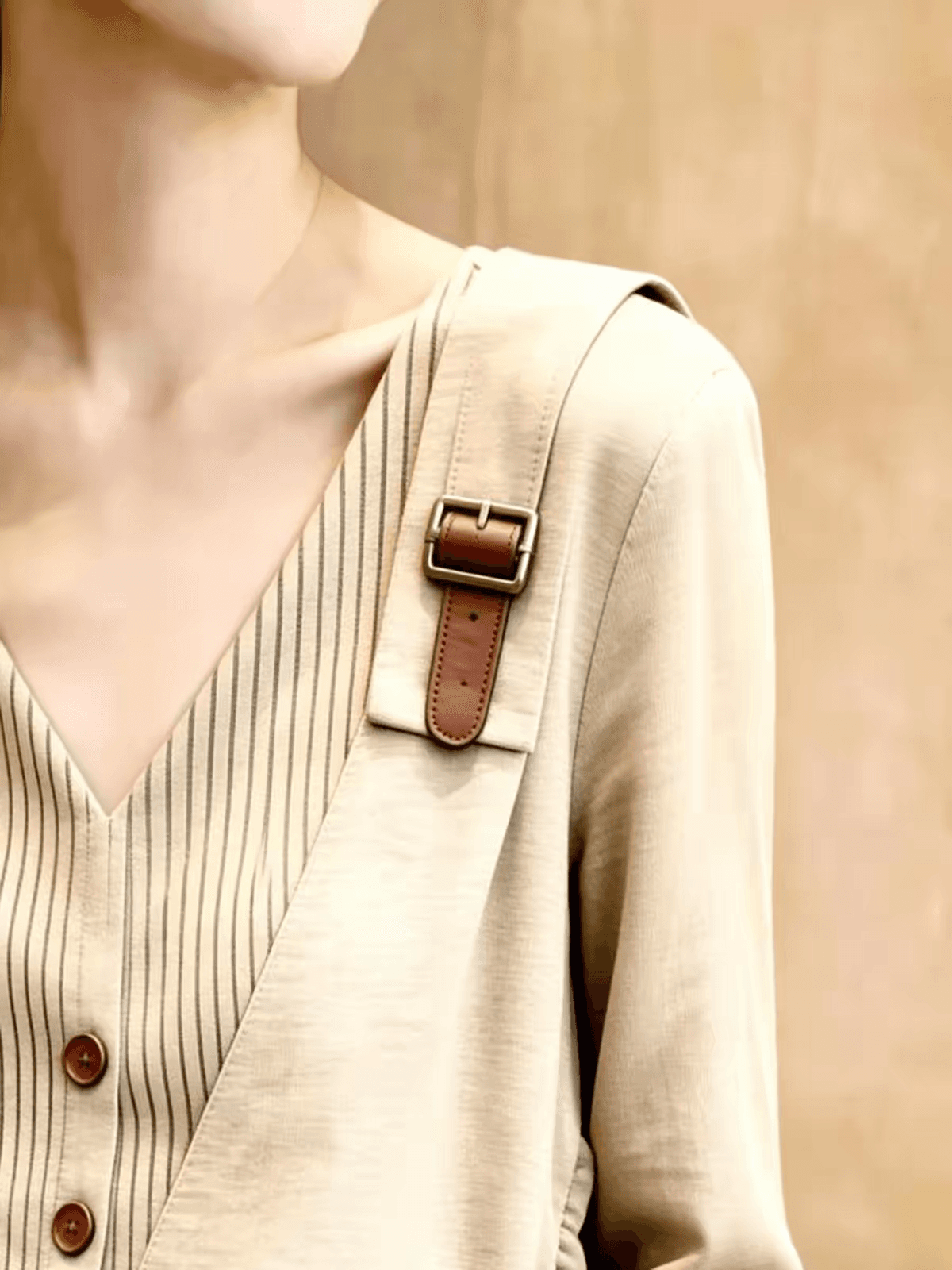 한 부서 카키 색 맨위 신제품 여성 의류 니스 작은 대중 지성 빛 럭셔리 부드러운 분위기 작은 셔츠 상세 이미지 3