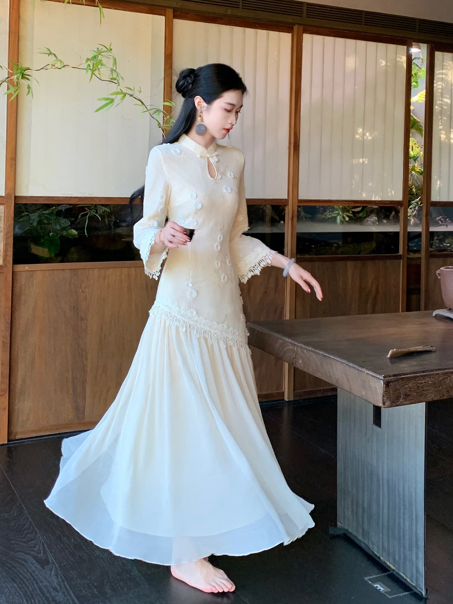 2026 가을 새로운 흰 깃털 스택 실 새로운 중식 페이크 레이어드 자수 치파오 물방울 칼라 긴팔 드레스 이미지 2