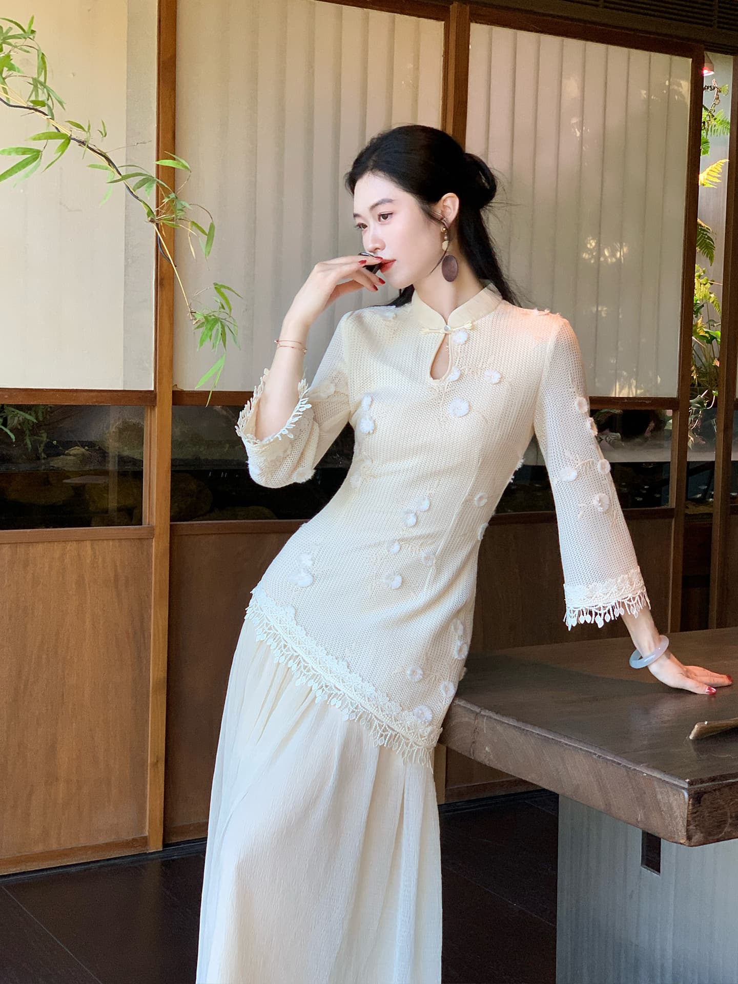 2026 가을 새로운 흰 깃털 스택 실 새로운 중식 페이크 레이어드 자수 치파오 물방울 칼라 긴팔 드레스 상세 이미지 1