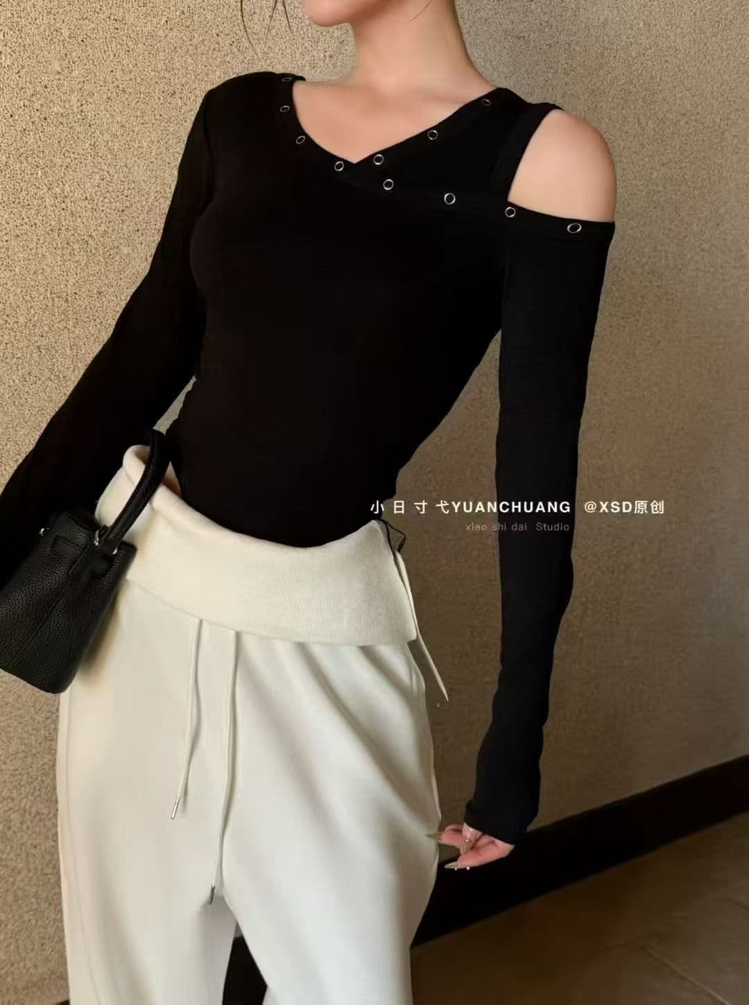 2026 봄 새로운 디자인 센스 핫걸 비스듬한 칼라 오프숄더 긴팔 티셔츠 여성 몸매 가꾸기 쇼트 스타일 기본 셔츠 이미지 4