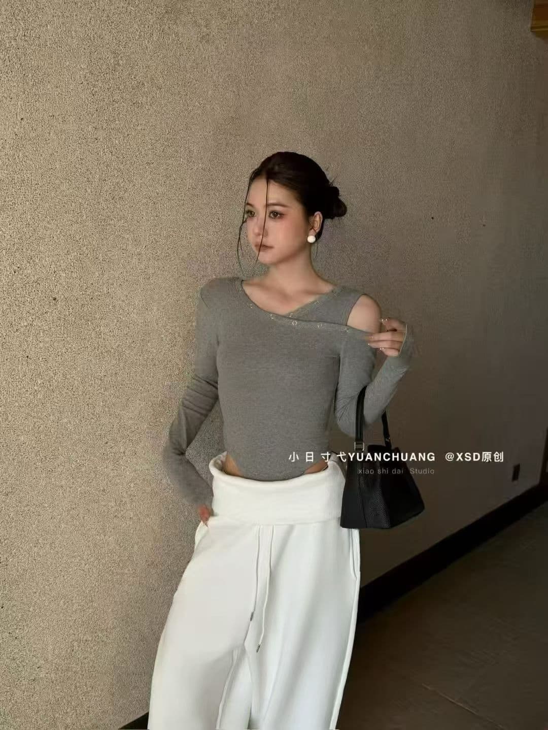 2026 봄 새로운 디자인 센스 핫걸 비스듬한 칼라 오프숄더 긴팔 티셔츠 여성 몸매 가꾸기 쇼트 스타일 기본 셔츠 상세 이미지 9