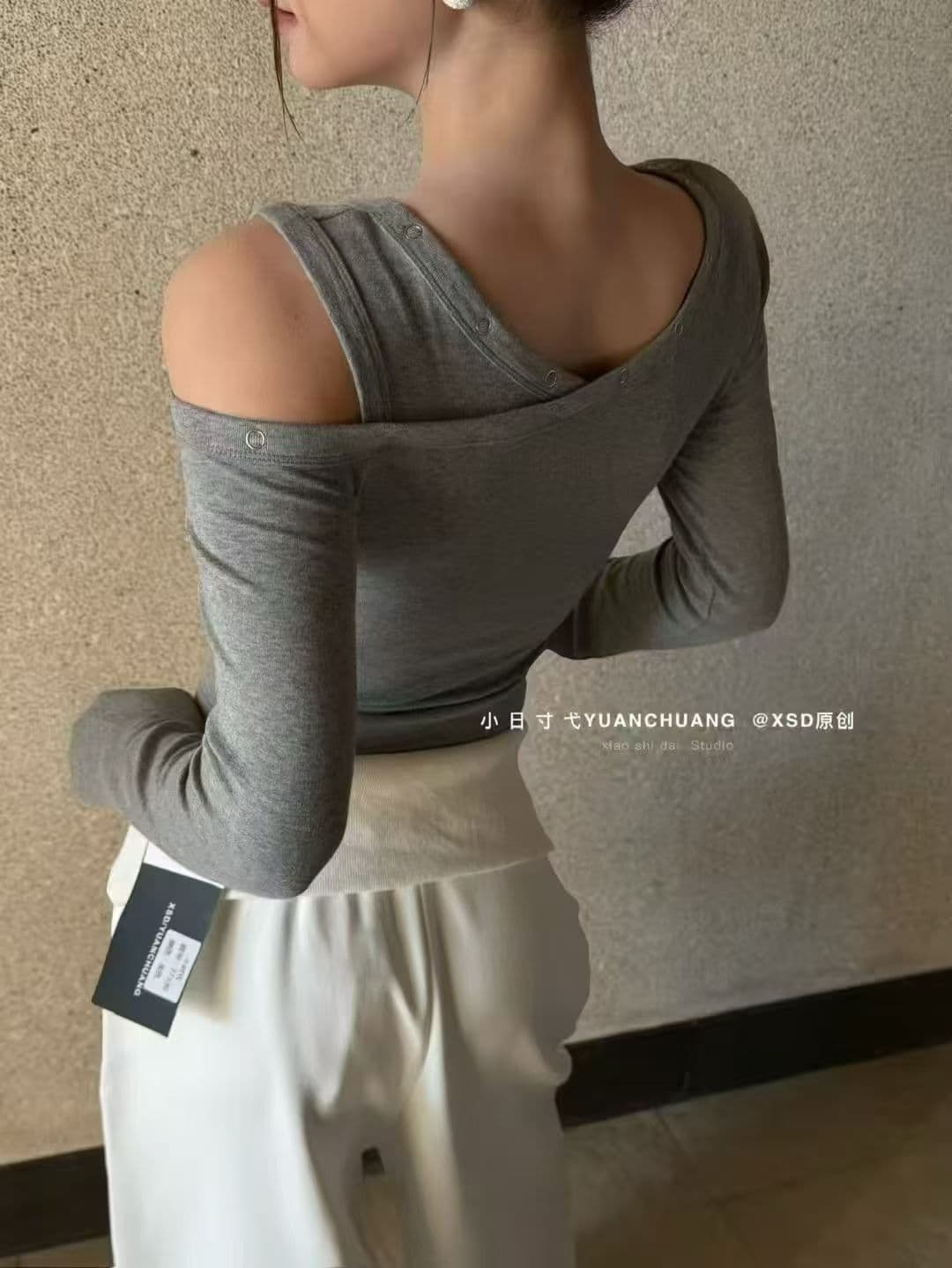 2026 봄 새로운 디자인 센스 핫걸 비스듬한 칼라 오프숄더 긴팔 티셔츠 여성 몸매 가꾸기 쇼트 스타일 기본 셔츠 상세 이미지 10