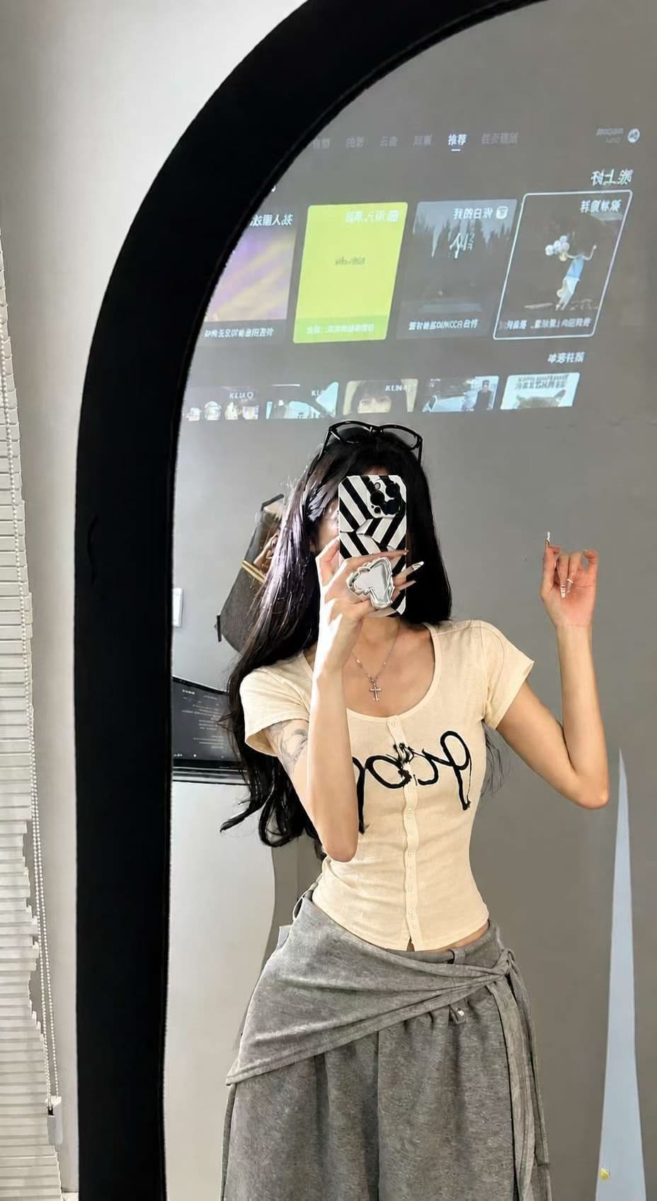 mg 밀 구매 2026 여름 새로운 한국 스타일 품격 라운드 넥 반팔 티셔츠 여성 단추 알파벳 프린트 쇼트 스타일 맨위 이미지 4