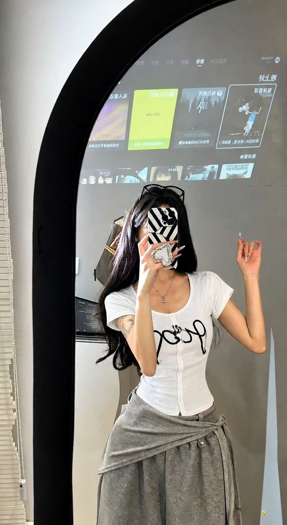 mg 밀 구매 2026 여름 새로운 한국 스타일 품격 라운드 넥 반팔 티셔츠 여성 단추 알파벳 프린트 쇼트 스타일 맨위 상세 이미지 2