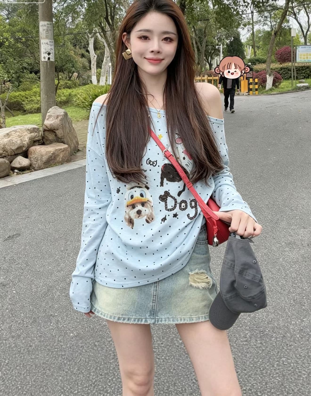 한국 스타일 2026 여름 새로운 비스듬한 칼라 오프숄더 도트 무늬 만화 프린트 긴팔 자외선 차단 캐주얼 맨위 티셔츠 여성 트렌디 이미지 4