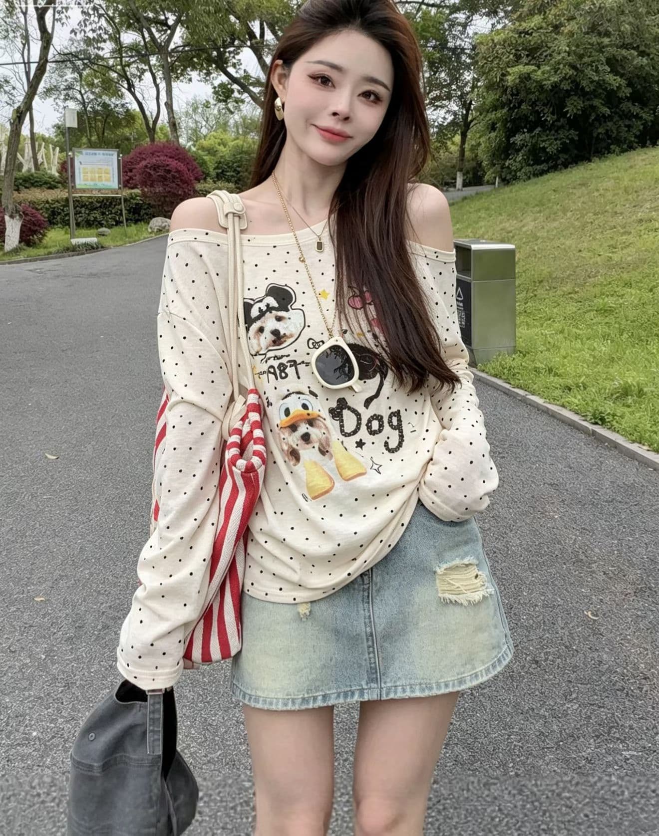 한국 스타일 2026 여름 새로운 비스듬한 칼라 오프숄더 도트 무늬 만화 프린트 긴팔 자외선 차단 캐주얼 맨위 티셔츠 여성 트렌디 상세 이미지 3
