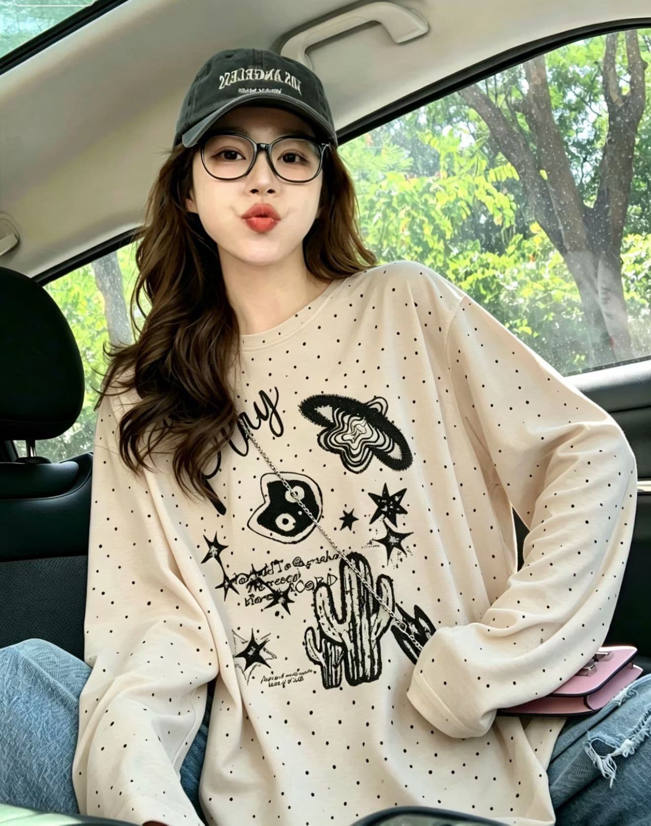 만화 프린트 재미있는 비스듬한 어깨 도트 무늬 긴팔 자외선 차단 블라우스 티셔츠 여성 여름 루즈핏 슬림해 보이는 연령 감소 맨위 이미지 4