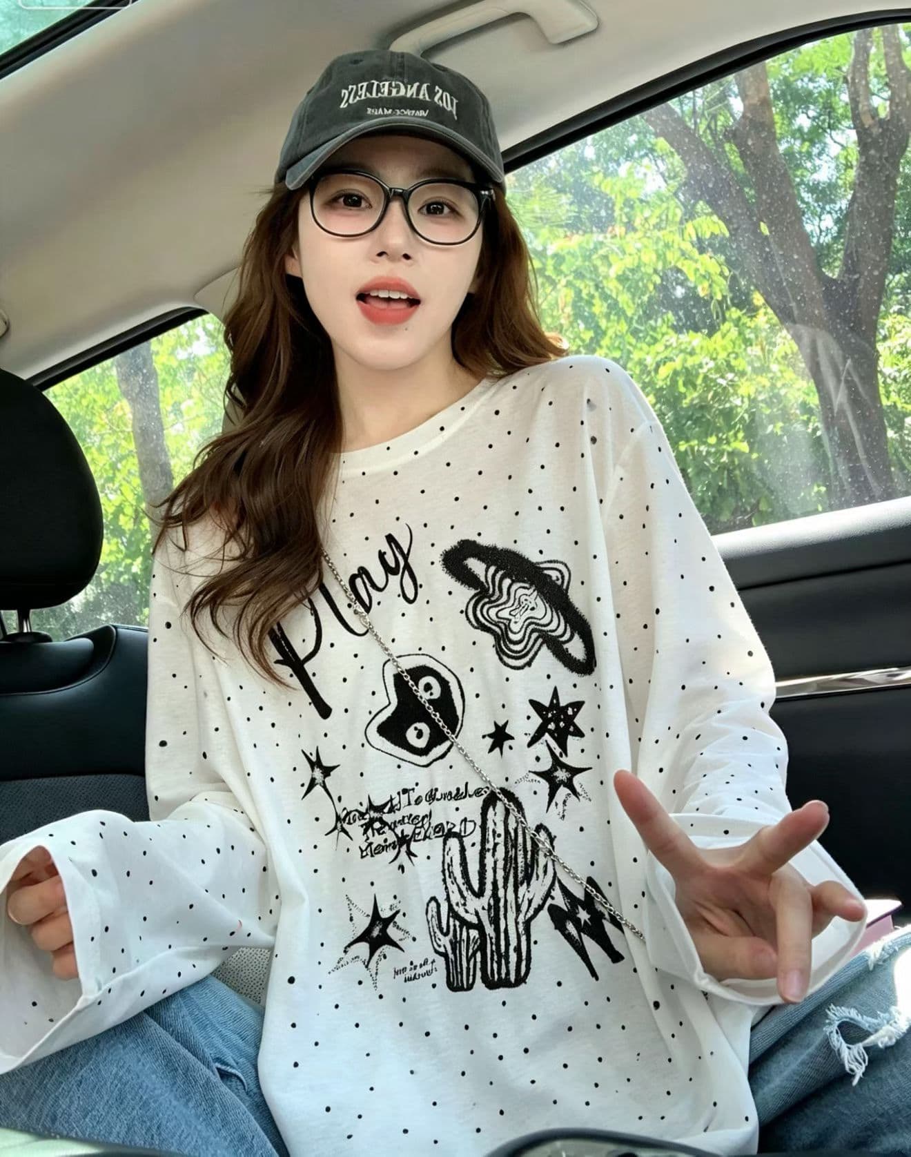 만화 프린트 재미있는 비스듬한 어깨 도트 무늬 긴팔 자외선 차단 블라우스 티셔츠 여성 여름 루즈핏 슬림해 보이는 연령 감소 맨위 이미지 2