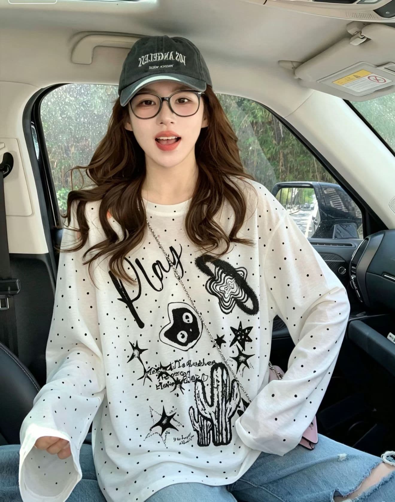 만화 프린트 재미있는 비스듬한 어깨 도트 무늬 긴팔 자외선 차단 블라우스 티셔츠 여성 여름 루즈핏 슬림해 보이는 연령 감소 맨위