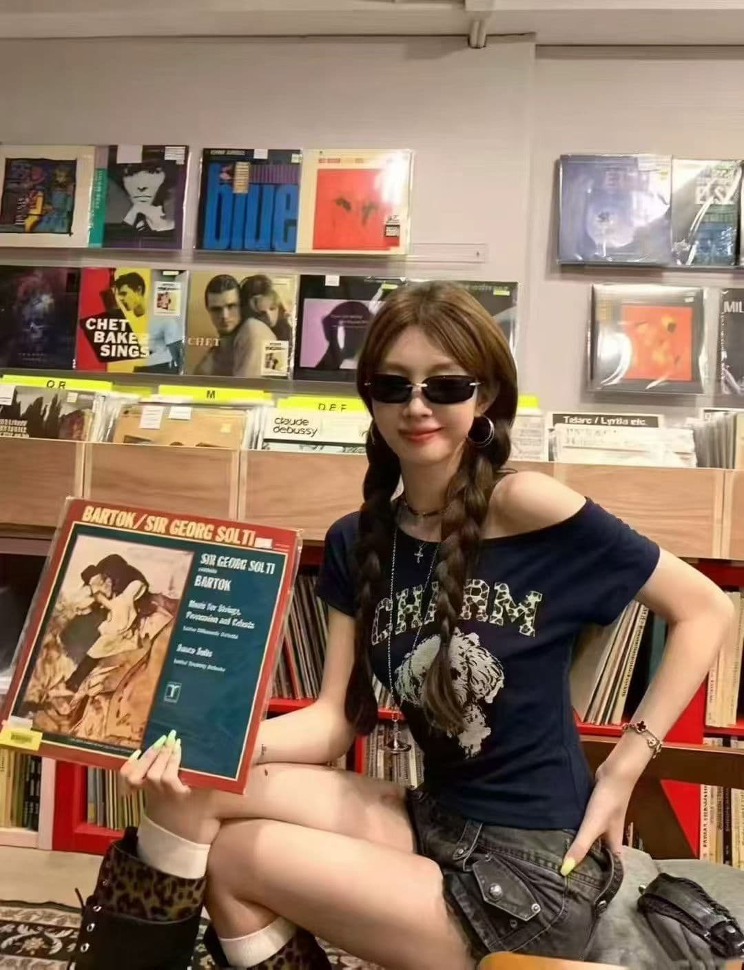 아메리칸 보트넥 비스듬한 어깨 반팔 티셔츠 여성 2026 여름 섹션 강아지 프린트 쇼트 스타일 맨위 상세 이미지 7