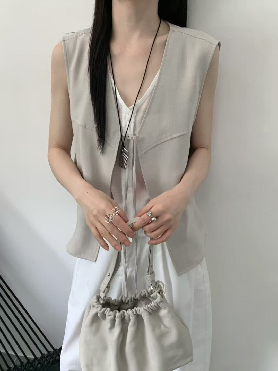 페이크 레이어드 V넥 레이스업 민소매 베스트 조끼 여성 디자인 센스 마 재료 어깨 조끼 맨위 여름 이미지 4