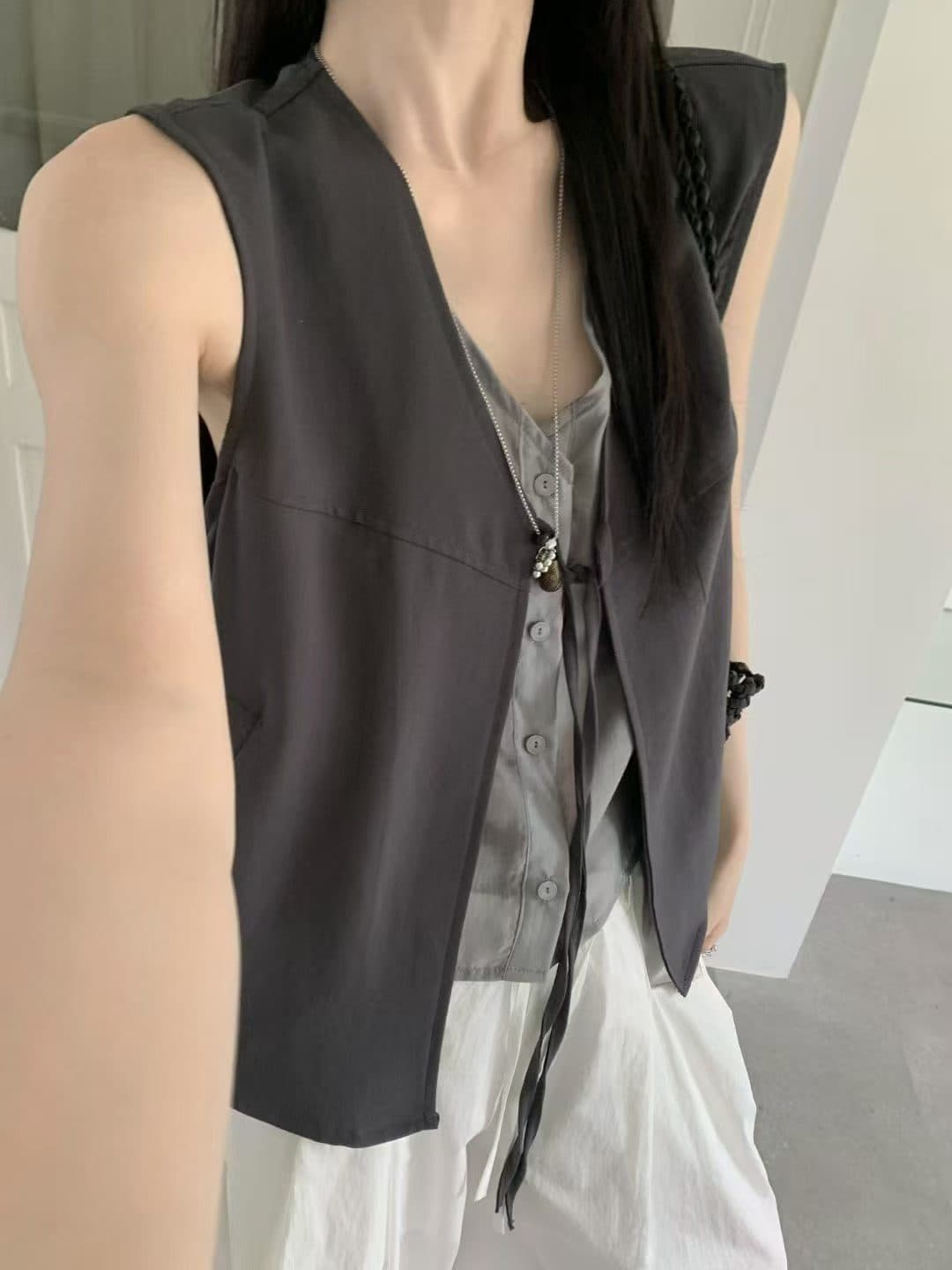 페이크 레이어드 V넥 레이스업 민소매 베스트 조끼 여성 디자인 센스 마 재료 어깨 조끼 맨위 여름 상세 이미지 6