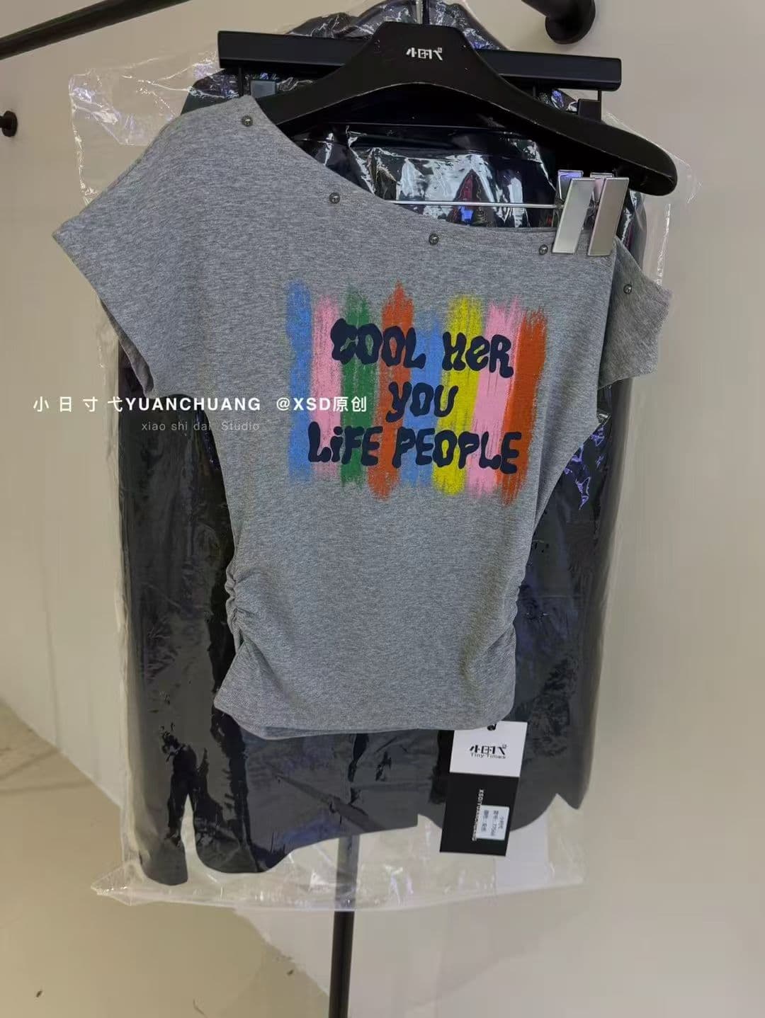 아메리칸 핫걸 레트로 비스듬한 칼라 오프숄더 징 반팔 티셔츠 여성 여름 달콤한 차가운 프린트 주름 몸매 가꾸기 짧은 맨위 상세 이미지 5