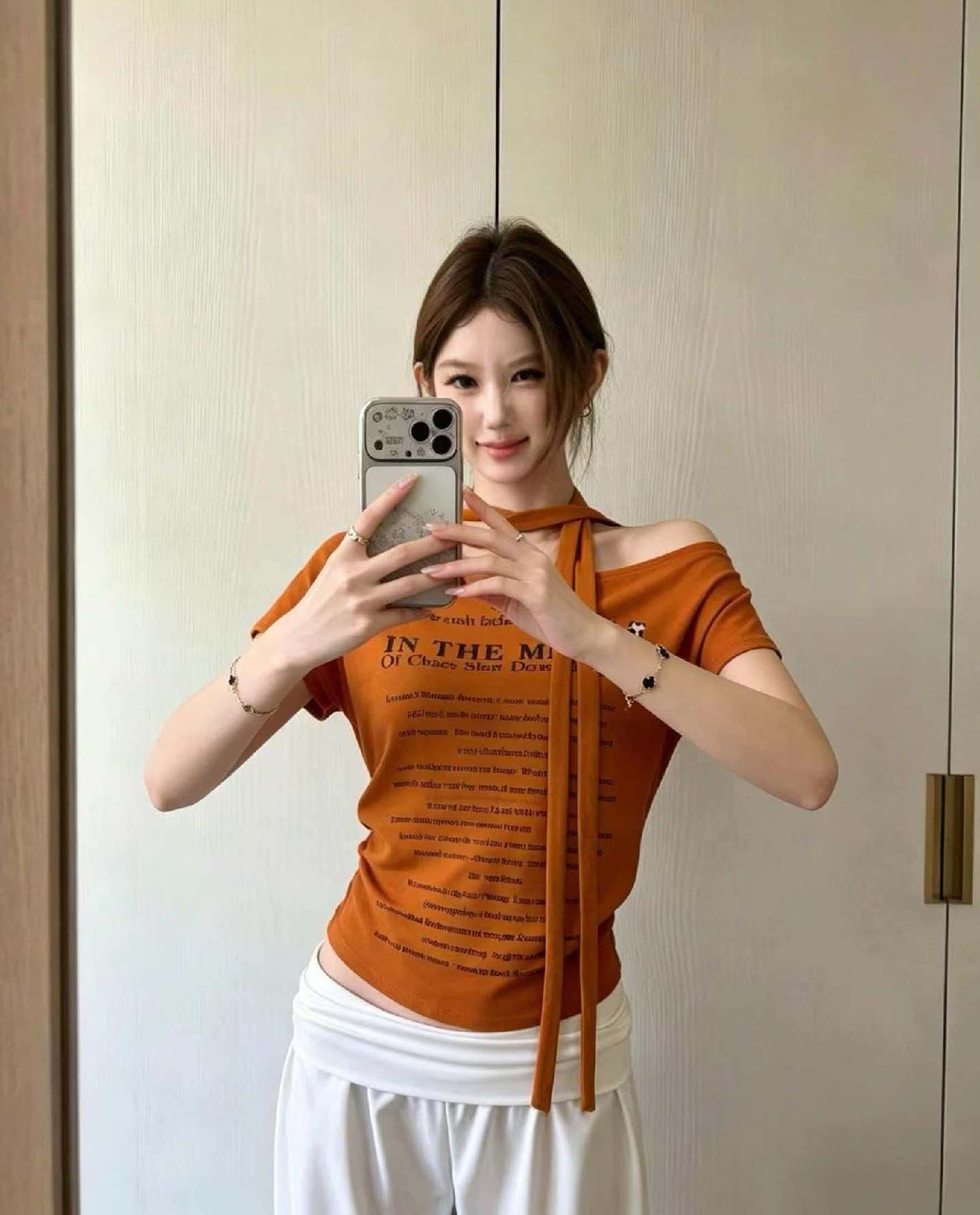 아메리칸 핫걸 센스 비스듬한 칼라 성별 오프숄더 반팔 티셔츠 여성 2026 여름 새로운 벨트 목도리 리본 상세 이미지 5