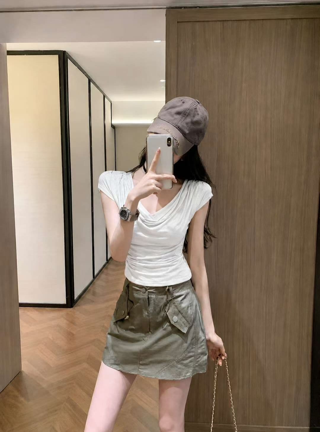 한 부서 chic 연령 감소 흔들다 칼라 반팔 티셔츠 여성 여름 2026 새로운 몸매 가꾸기 슬림해 보이는 십자가 칼라 품격 작은 맨위