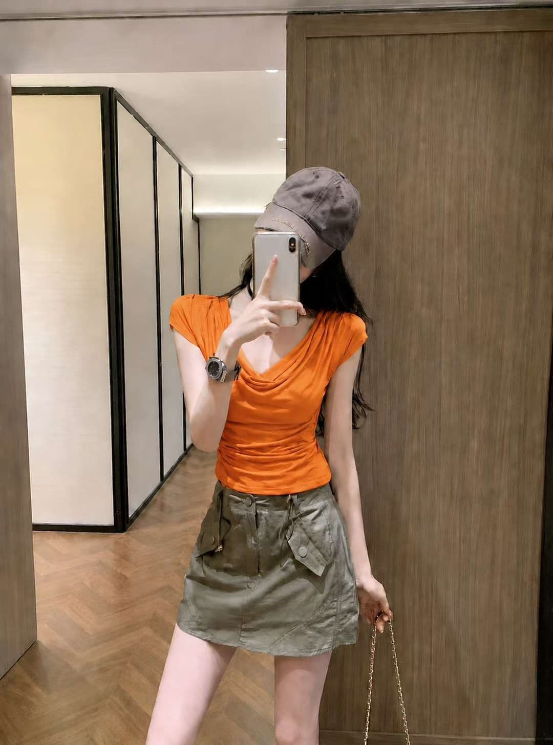한 부서 chic 연령 감소 흔들다 칼라 반팔 티셔츠 여성 여름 2026 새로운 몸매 가꾸기 슬림해 보이는 십자가 칼라 품격 작은 맨위 이미지 2