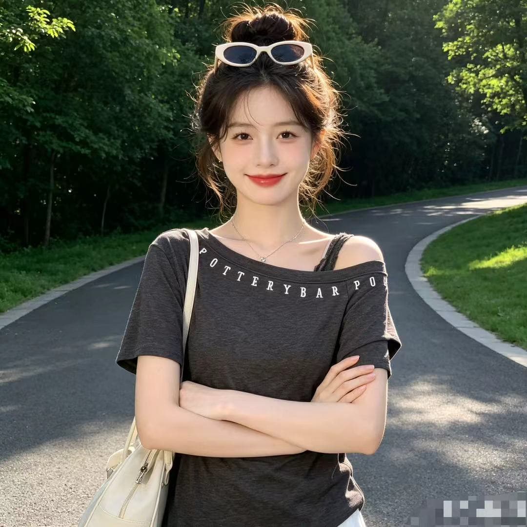 2026 여름 새로운 레이스 패치워크 비스듬한 어깨 자수 알파벳 대 에디션 반팔 티셔츠 여성 디자인 센스 오프숄더 여성 이미지 3