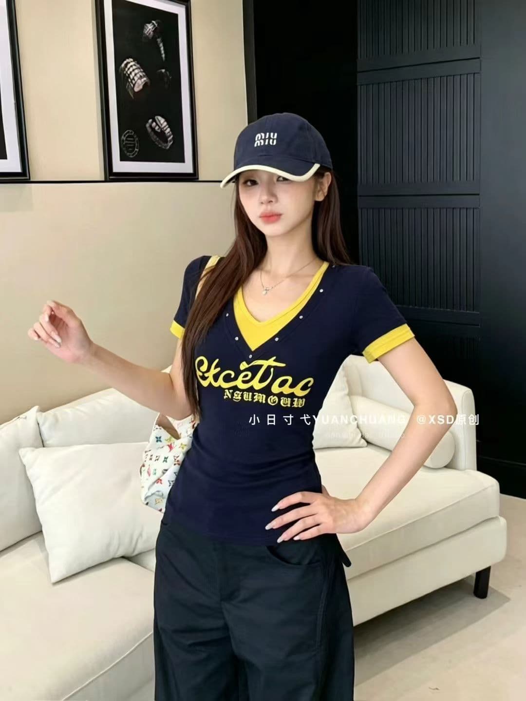 열세 개 2026 새로운 핫걸 반팔 티셔츠 여성 여름 몸매 가꾸기 한국 스타일 V넥 페이크 레이어드 징 긍정적 인 어깨 의류 상세 이미지 5