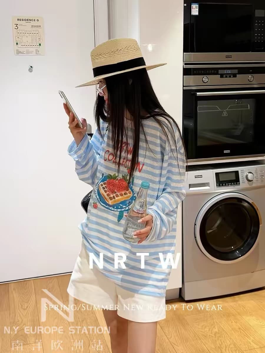 느긋한 바람 스트라이프 딸기 프린트 긴팔 티셔츠 여성 루즈핏 라운드 넥 풀오버 자외선 차단 블라우스 맨위 상세 이미지 1