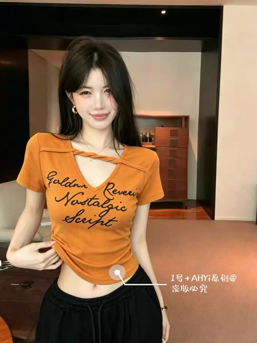 2026 여름 새로운 한국 스타일 패션 디자인 센스 V 칼라 알파벳 프린트 반팔 티셔츠 몸매 가꾸기 슬림해 보이는 맨위 여성 상세 이미지 4