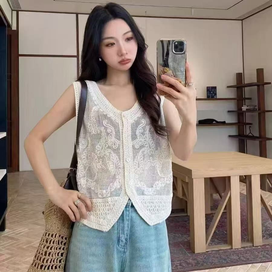 고급 센스 자수 홀로우 아웃 V넥 민소매 레이스 조끼 조끼 여자 2026 여름 새로운 루즈핏 스택 착용 맨위 이미지 2