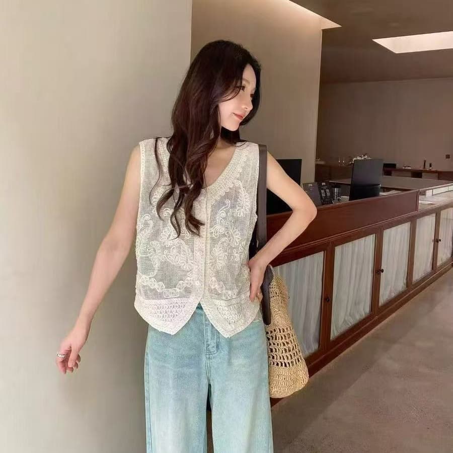 고급 센스 자수 홀로우 아웃 V넥 민소매 레이스 조끼 조끼 여자 2026 여름 새로운 루즈핏 스택 착용 맨위 상세 이미지 3